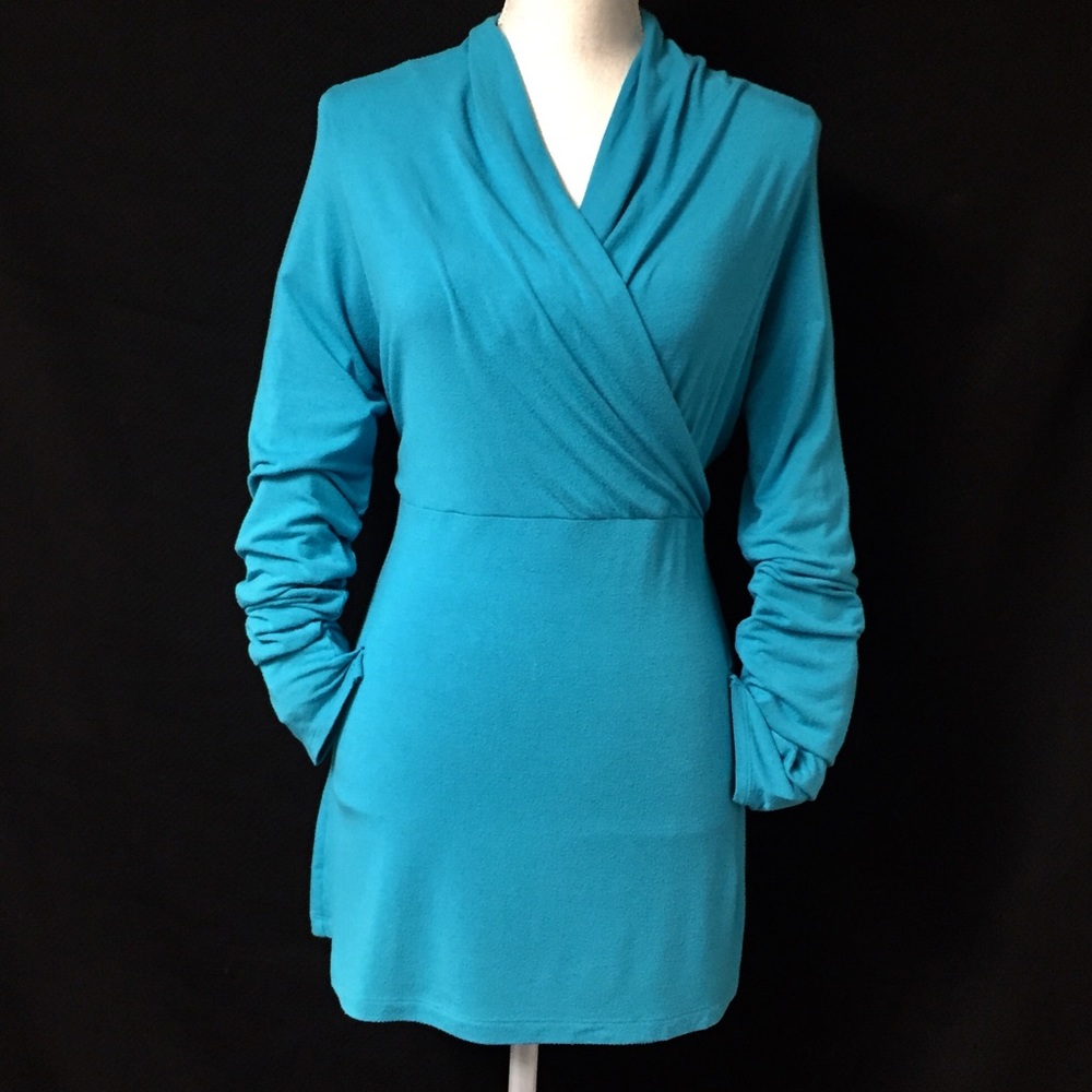 LUCY Turquoise cross chest top. Sz M. EUC